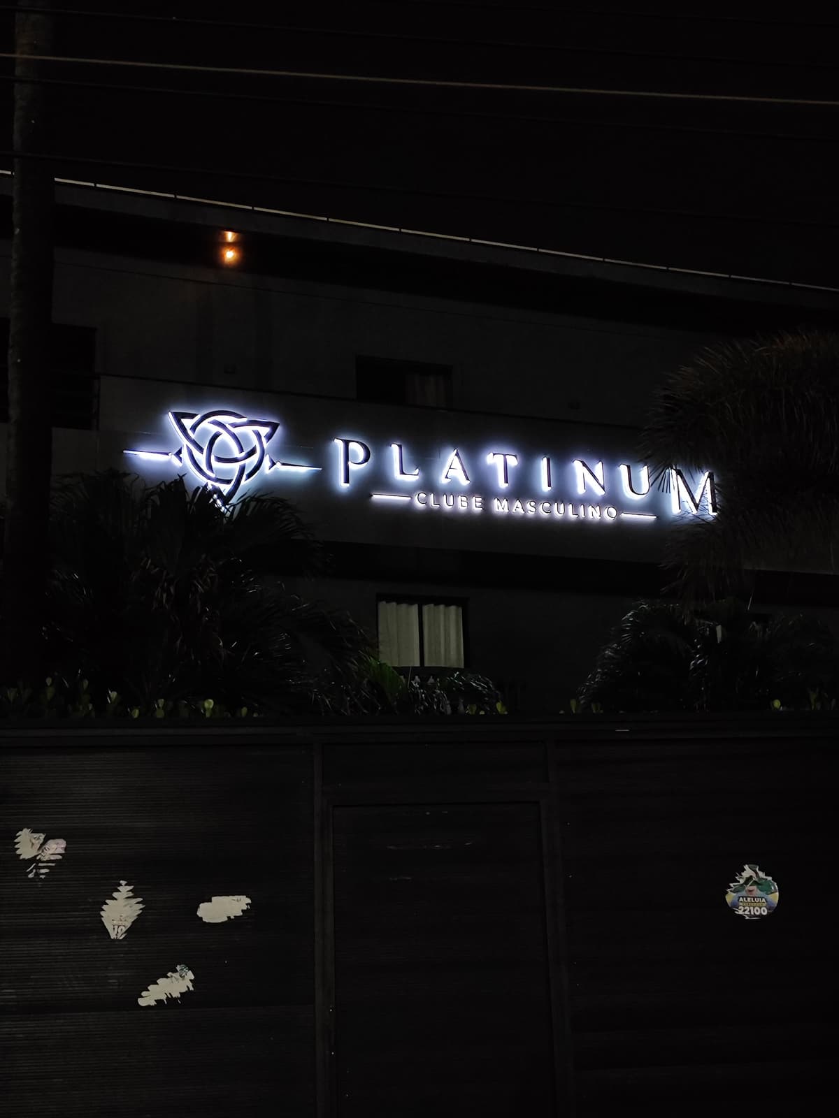 Platinum Clube - Fachada iluminada